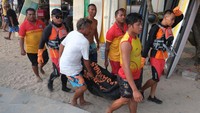 Tim SAR gabungan mengevakuasi jenazah warga negara Uzbekistan yang terseret arus di Pantai Kuta, Badung, Bali, Kamis (4/1/2024).