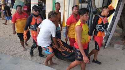 Lihat Lagi Momen Evakuasi Jenazah WNA Terseret Arus di Pantai Kuta
