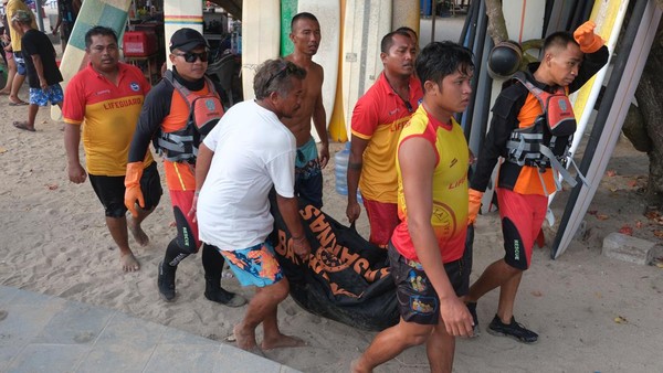 Lihat Lagi Momen Evakuasi Jenazah WNA Terseret Arus di Pantai Kuta