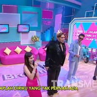 Tuh liat @kpipusat ini trend fashion tahun 60 han Bapak moyang kita pake boots hak tinggi Kalo ke pesta @brownis_ttv hak itu bukan buat cewek doang .... paham arti fashion nga sii,” tulis Ivan Gunawan di Instagramnya. Foto: dok. Youtube/Trans TV - Brownis