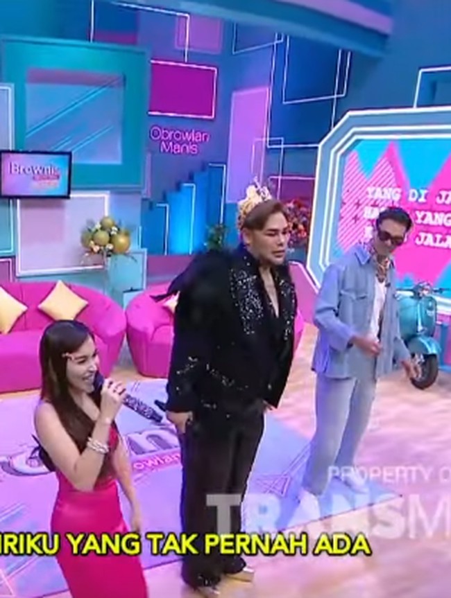 Tuh liat @kpipusat ini trend fashion tahun 60 han Bapak moyang kita pake boots hak tinggi Kalo ke pesta @brownis_ttv hak itu bukan buat cewek doang .... paham arti fashion nga sii,” tulis Ivan Gunawan di Instagramnya. Foto: dok. Youtube/Trans TV - Brownis