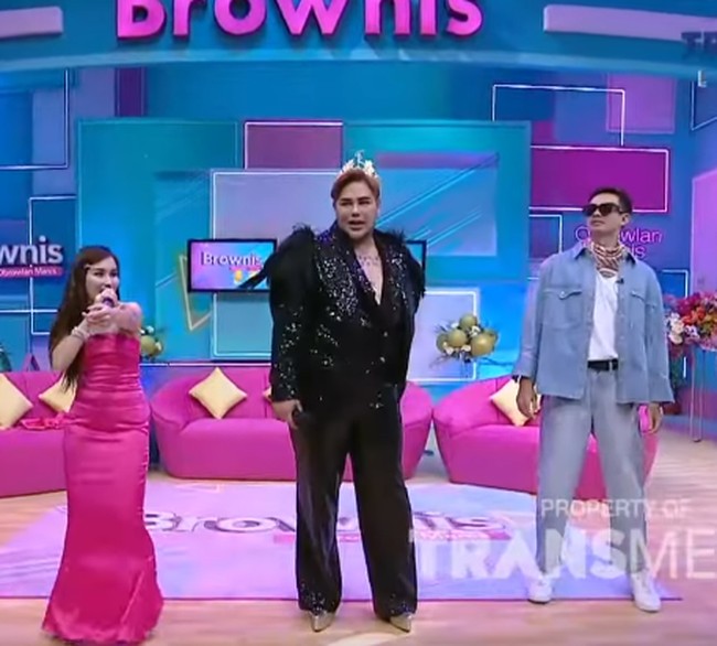 Desainer dan presenter Ivan Gunawan menunjukkan penampilan glamour-nya saat memandu acara Brownis pada 30 Oktober 2023. Pada momen tersebut merupakan acara ulang tahun acara tersebut yang ke-6. Tema fashion ala tahun 60 dipakai oleh sejumlah presenternya, termasuk Ivan Gunawan.Foto: dok. Youtube/Trans TV - Brownis