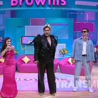 Desainer dan presenter Ivan Gunawan menunjukkan penampilan glamour-nya saat memandu acara Brownis pada 30 Oktober 2023. Pada momen tersebut merupakan acara ulang tahun acara tersebut yang ke-6. Tema fashion ala tahun 60 dipakai oleh sejumlah presenternya, termasuk Ivan Gunawan.Foto: dok. Youtube/Trans TV - Brownis