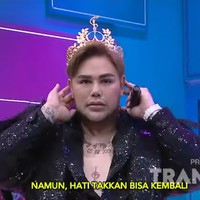 Soal mahkota, Ivan pun berargumen bahwa aksesori di kepalanya itu adalah tanda prestasi Igun di dunia internasional. trs kenapa gue pake mahkota karna gue dapet prestasi di tingkat internasional , gue punya lisensi internasional trs gue di apresiasi kinerja gue makanya mahkota itu kebanggan gue .... jd sampe kapan pun gue bangga sama mahkota gue!!! tulis Ivan lagi. Foto: dok. Youtube/Trans TV - Brownis