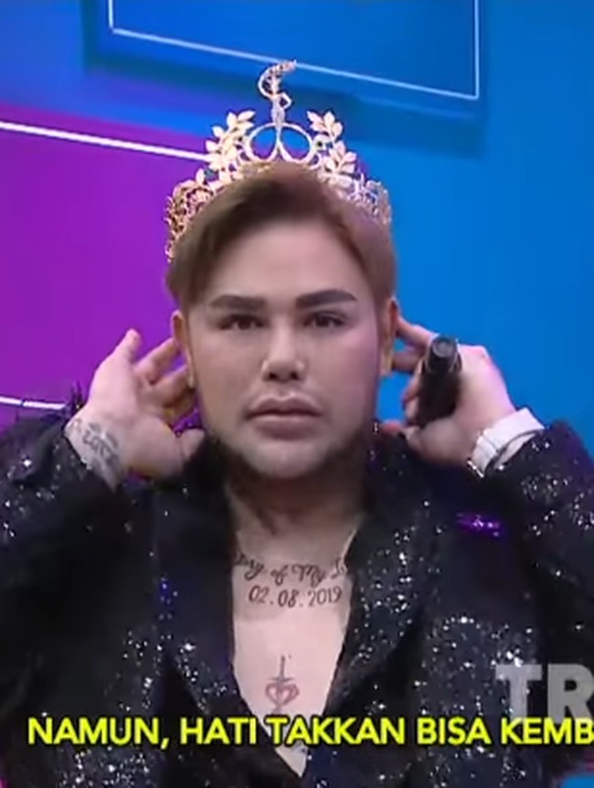 Soal mahkota, Ivan pun berargumen bahwa aksesori di kepalanya itu adalah tanda prestasi Igun di dunia internasional. trs kenapa gue pake mahkota karna gue dapet prestasi di tingkat internasional , gue punya lisensi internasional trs gue di apresiasi kinerja gue makanya mahkota itu kebanggan gue .... jd sampe kapan pun gue bangga sama mahkota gue!!! tulis Ivan lagi. Foto: dok. Youtube/Trans TV - Brownis