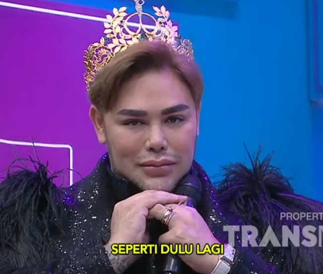 Pria 42 tahun itu juga menggunakan mahkota yang merupakan simbol prestasinya di mancanegara sebagai  peraih penghargaan Golden Grand Award melalui Best National Director di Miss Grand International. Foto: dok. Youtube/Trans TV - Brownis