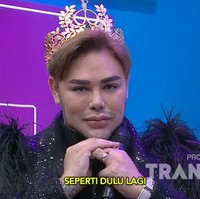 Pria 42 tahun itu juga menggunakan mahkota yang merupakan simbol prestasinya di mancanegara sebagai  peraih penghargaan Golden Grand Award melalui Best National Director di Miss Grand International. Foto: dok. Youtube/Trans TV - Brownis