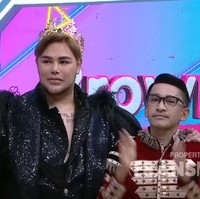 Sementara itu, Igun meluruskan soal penampilannya itu. Menurutnya, gaya fashionnya diadopsi dari tahun 60-an, di mana banyak pria di tahun tersebut memiliki karakter gaya seperti yang dipakainya, dari celana cutbray hingga sepatu hak tinggi.Foto: dok. Youtube/Trans TV - Brownis