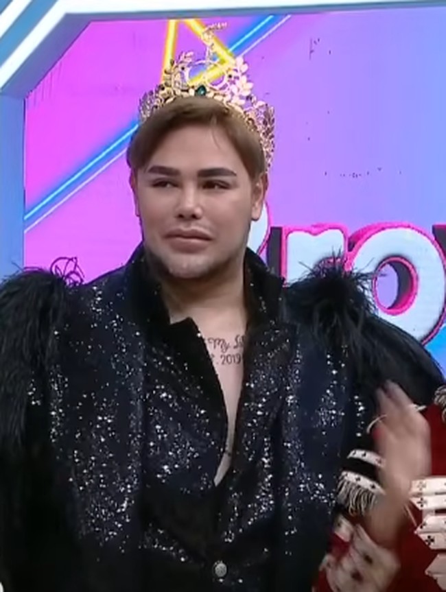 Sementara itu, Igun meluruskan soal penampilannya itu. Menurutnya, gaya fashionnya diadopsi dari tahun 60-an, di mana banyak pria di tahun tersebut memiliki karakter gaya seperti yang dipakainya, dari celana cutbray hingga sepatu hak tinggi.Foto: dok. Youtube/Trans TV - Brownis