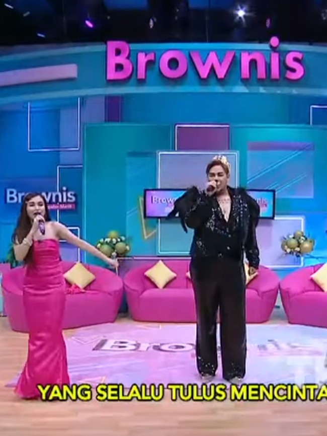 Komisi Penyiaran Indonesia (KPI) memberikan teguran pada acara TV Brownis karena yang menampilkan Ivan Gunawan. Penampilan Ivan dinilai KPI telah melanggar etika dan norma yang berlaku dalam masyarakat sebagaimana tercantum pula dalam Pedoman Perilaku Penyiaran dan Standar Program Siaran (P3 dan SPS) KPI tahun 2012. Foto: dok. Youtube/Trans TV - Brownis