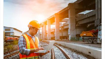 Engineer ini sepertinya nggak takut ketabrak kereta. Foto: Boredpanda