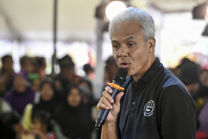 Calon presiden nomor urut 3 Ganjar Pranowo berdialog dengan nelayan di kampung nelayan di Rembang, Jawa Tengah, Kamis (4/1/2024). Dalam kunjungannya itu Ganjar Pranowo  berjanji jika ia terpilih menjadi presiden pada Pemilu 2024 akan menghapus utang Kredit Usaha Rakyat (KUR) nelayan yang mengalami musibah. ANTARA FOTO/Hafidz Mubarak A/foc.