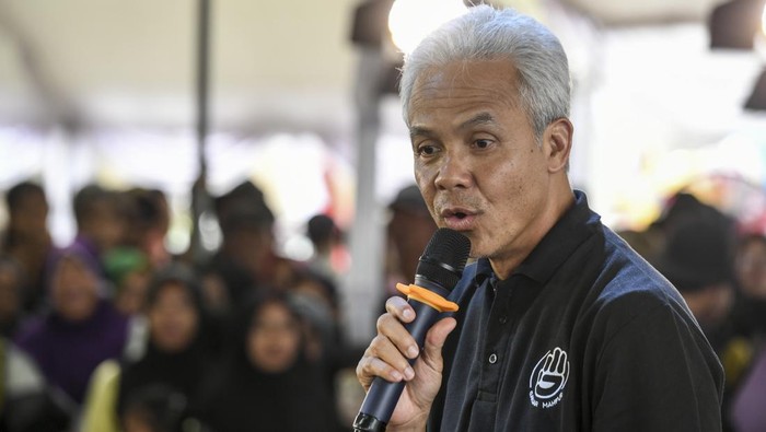 Calon presiden nomor urut 3 Ganjar Pranowo berdialog dengan nelayan di kampung nelayan di Rembang, Jawa Tengah, Kamis (4/1/2024). Dalam kunjungannya itu Ganjar Pranowo  berjanji jika ia terpilih menjadi presiden pada Pemilu 2024 akan menghapus utang Kredit Usaha Rakyat (KUR) nelayan yang mengalami musibah. ANTARA FOTO/Hafidz Mubarak A/foc.