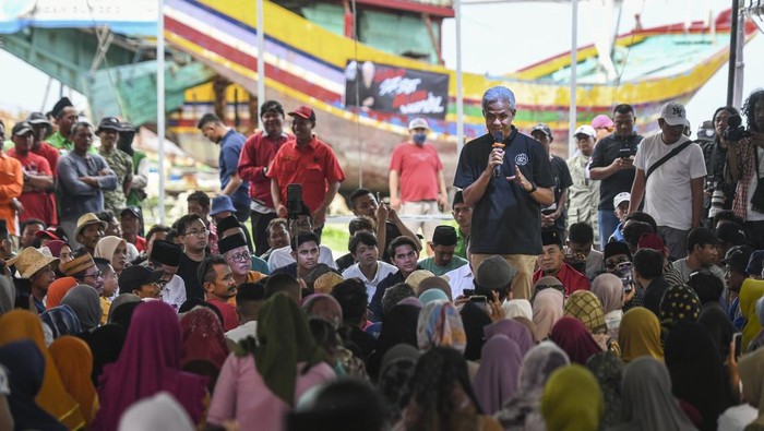 Ganjar Sapa Nelayan di Rembang, Janji Hapus Kredit Macet Calon presiden nomor urut 3 Ganjar Pranowo berdialog dengan nelayan di kampung nelayan di Rembang, Jawa Tengah, Kamis (4/1/2024). Dalam kunjungannya itu Ganjar Pranowo berjanji jika ia terpilih menjadi presiden pada Pemilu 2024 akan menghapus utang Kredit Usaha Rakyat (KUR) nelayan yang mengalami musibah. ANTARA FOTO/Hafidz Mubarak A/foc.