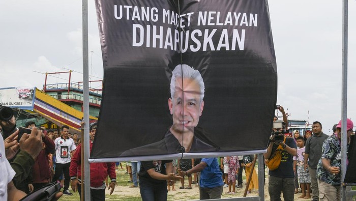 Calon presiden nomor urut 3 Ganjar Pranowo berdialog dengan nelayan di kampung nelayan di Rembang, Jawa Tengah, Kamis (4/1/2024). Dalam kunjungannya itu Ganjar Pranowo  berjanji jika ia terpilih menjadi presiden pada Pemilu 2024 akan menghapus utang Kredit Usaha Rakyat (KUR) nelayan yang mengalami musibah. ANTARA FOTO/Hafidz Mubarak A/foc.