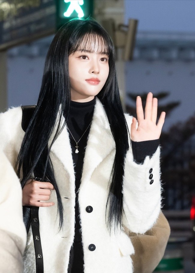 Sementara itu, Yoon STAYC memancarkan aura girl crush dengan mengenakan turtle neck hitam di balik furry coat putih. Kalung yang dikenakannya menambah kesan chic. Foto: dok. Twitter @STAYCUniverse