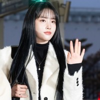 Sementara itu, Yoon STAYC memancarkan aura girl crush dengan mengenakan turtle neck hitam di balik furry coat putih. Kalung yang dikenakannya menambah kesan chic. Foto: dok. Twitter @STAYCUniverse