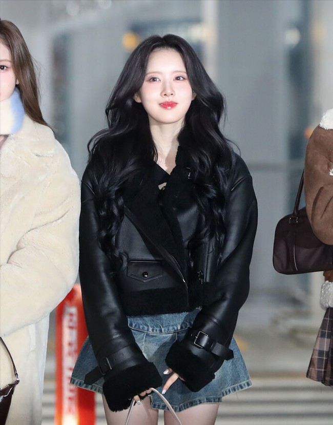 Vokalis utama STAYC, Sieun tampil beda mengenakan leather jacket hitam. Rambutnya dibiarkan terurai dan membuat penampilan Sieun terlihat lebih dewasa. Foto: dok. Twitter @STAYCUniverse