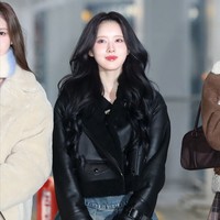 Vokalis utama STAYC, Sieun tampil beda mengenakan leather jacket hitam. Rambutnya dibiarkan terurai dan membuat penampilan Sieun terlihat lebih dewasa. Foto: dok. Twitter @STAYCUniverse