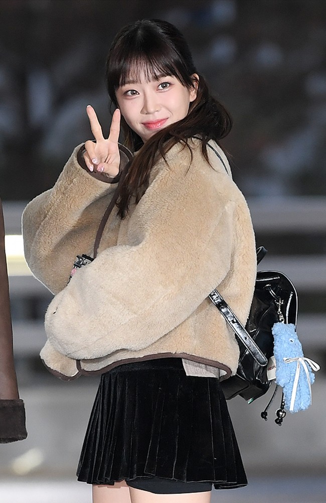 Seperti diketahui, acara penghargaan musik bergengsi Korea Selatan Golden Disc Awards 2024 akan diadakan untuk pertama kalinya di Indonesia. Sebelum tiba di Indonesia, leader grup STAYC, Sumin terlihat imut mengenakan coat dan mini skirt di tengah cuaca dingin Korea Selatan. Foto: dok. Twitter @STAYCUniverse