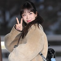 Seperti diketahui, acara penghargaan musik bergengsi Korea Selatan Golden Disc Awards 2024 akan diadakan untuk pertama kalinya di Indonesia. Sebelum tiba di Indonesia, leader grup STAYC, Sumin terlihat imut mengenakan coat dan mini skirt di tengah cuaca dingin Korea Selatan. Foto: dok. Twitter @STAYCUniverse