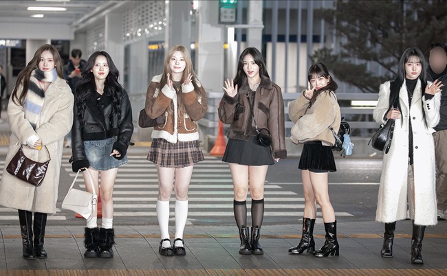 Personel grup KPop STAYC terlihat di Bandara Internasional Incheon pada Kamis (4/1/2024) pagi. J, Sieun, Seeun, Isa, Sumin, dan Yoon sudah terbang ke Jakarta untuk persiapan Golden Disc Awarda 2024. Foto: dok. Twitter @STAYCUniverse