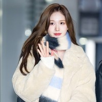 Last but not least. Ada maknae grup STAYC, J alias Jang Ye Eun yang terlihat feminin dengan rambut panjang yang dibiarkan terurai. Dia mengenakan coat yang lebih panjang dibandingkan personel lain. Foto: dok. Twitter @STAYCUniverse