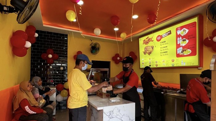 Gerai Ayam Guling Hadir di Bekasi Penuhi Permintaan Konsumen Pelopor ayam guling Rotisserie hadirkan gerai pertamanya di Bekasi. Itu dilakukan guna memenuhi permintaan konsumen.