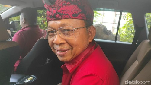 Gubernur Bali periode 2018-2023 Wayan Koster saat ditemui di Kantor DPD PDIP Provinsi Bali, Kamis (4/1/2024). (I Wayan Sui Suadnyana/detikBali)
