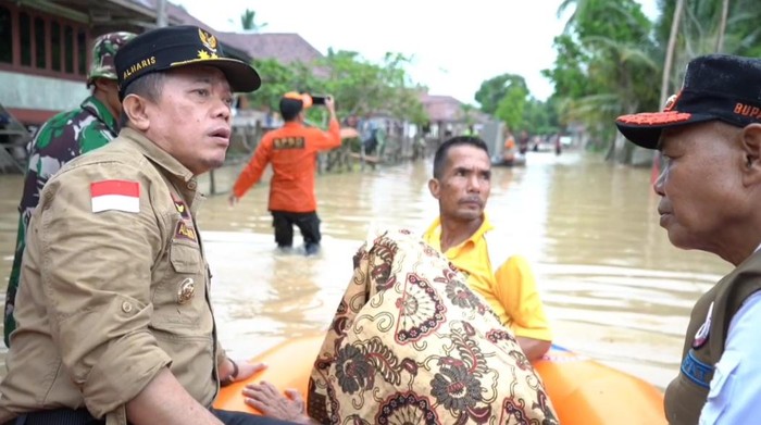 Gubernur Jambi Al Haris ikut evakuasi warga korban banjir di Tebo.