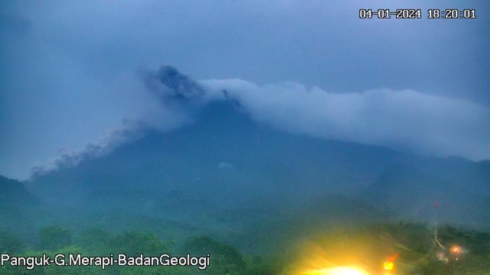 Gunung Merapi saat mengeluarkan Awan Panas Guguran (APG) pada Kamis petang (4/1/2024).
