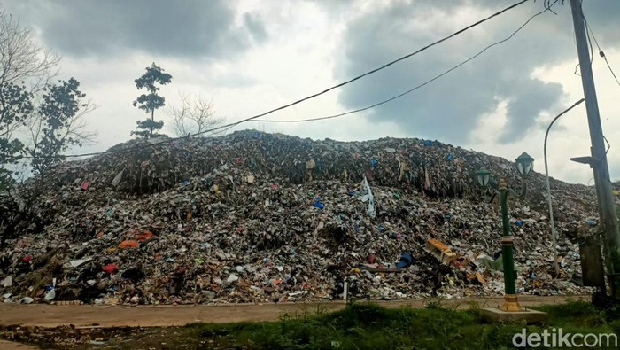 Gunungan sampah di TPAS Cianjur