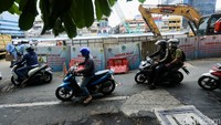 Jalan yang ambles tersebut berada tepat di proyek relokasi saluran kabel tegangan tinggi (SKTT) 150 kV Mangga Besar-Ketapang yang terdampak pembangunan mass rapid transit atau MRT. 