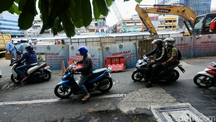Hati-hati! Ada Jalan Amblas di Proyek Galian Gajah Mada Hati-hati! Ada Jalan Amblas di Proyek Galian Gajah Mada
