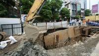 Imbas amblesnya jalan di Jalan Gajah Mada, PT Transportasi Jakarta (Transjakarta) mengalihkan tiga rute pelayanan bus.
