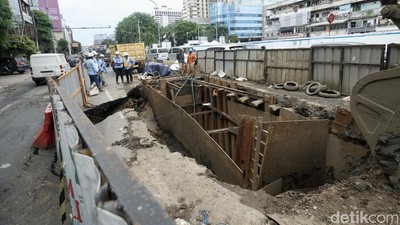 Hati-hati! Ada Jalan Amblas di Proyek Galian Gajah Mada