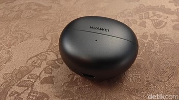 Case Huawei FreeCell terinspirasi dari kerang mutiara. Foto: Adi Fida Rahman/detikINET