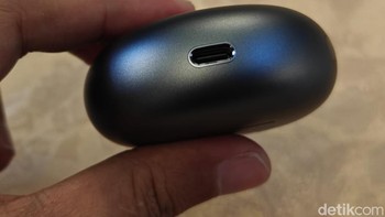 Bagian bawah terdapat port USB Type C. Foto: Adi Fida Rahman/detikINET