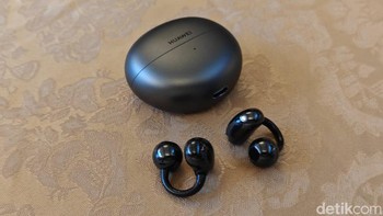 FreeClip terbilang ringan, hanya 5,7 gram per earbuds, sehingga membuat nyaman dan effortless saat dipakai, bahkan dalam waktu panjang sekalipun. Foto: Adi Fida Rahman/detikINET