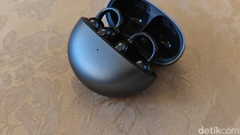 Lengkungan konektor C-bridge memudahkan melepas pasang earbuds ke case. Foto: Adi Fida Rahman/detikINET