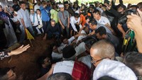 Jenazah Rizal Ramli dimakamkan satu liang lahad dengan sang istri, Herawati.  