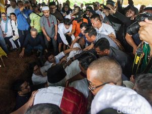 Hujan Iringi Pemakaman Rizal Ramli di TPU Jeruk Purut