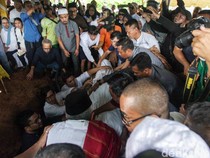 Hujan Iringi Pemakaman Rizal Ramli di TPU Jeruk Purut