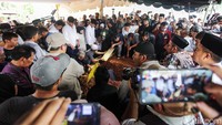 Pemakaman Rizal Ramli dihadiri keluarga dan kerabat.  