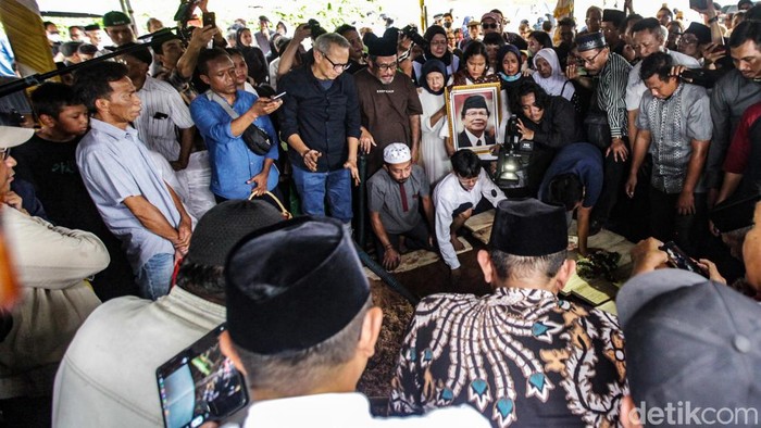 Jenazah eks Menko Maritim Rizal Ramli dimakamkan di TPU Jeruk Purut, Jakarta, Kamis (4/1/2024). Cuaca hujan mengiringi prosesi pemakaman.