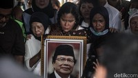 Keluarga tampak sedih dan haru menyaksikan proses pemakaman itu.  