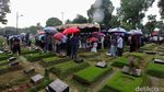 Hujan Iringi Pemakaman Rizal Ramli di TPU Jeruk Purut