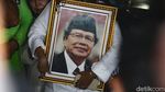 Hujan Iringi Pemakaman Rizal Ramli di TPU Jeruk Purut