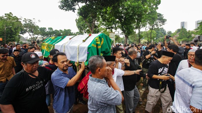 Hujan Iringi Pemakaman Rizal Ramli di TPU Jeruk Purut Jenazah eks Menko Maritim Rizal Ramli dimakamkan di TPU Jeruk Purut, Jakarta, Kamis (4/1/2024). Cuaca hujan mengiringi prosesi pemakaman.
