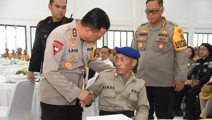 Kapolda Maluku Irjen Lotharia Latif menggelar ramah taman dengan 1.200 personelnya di awal tahun 2024.